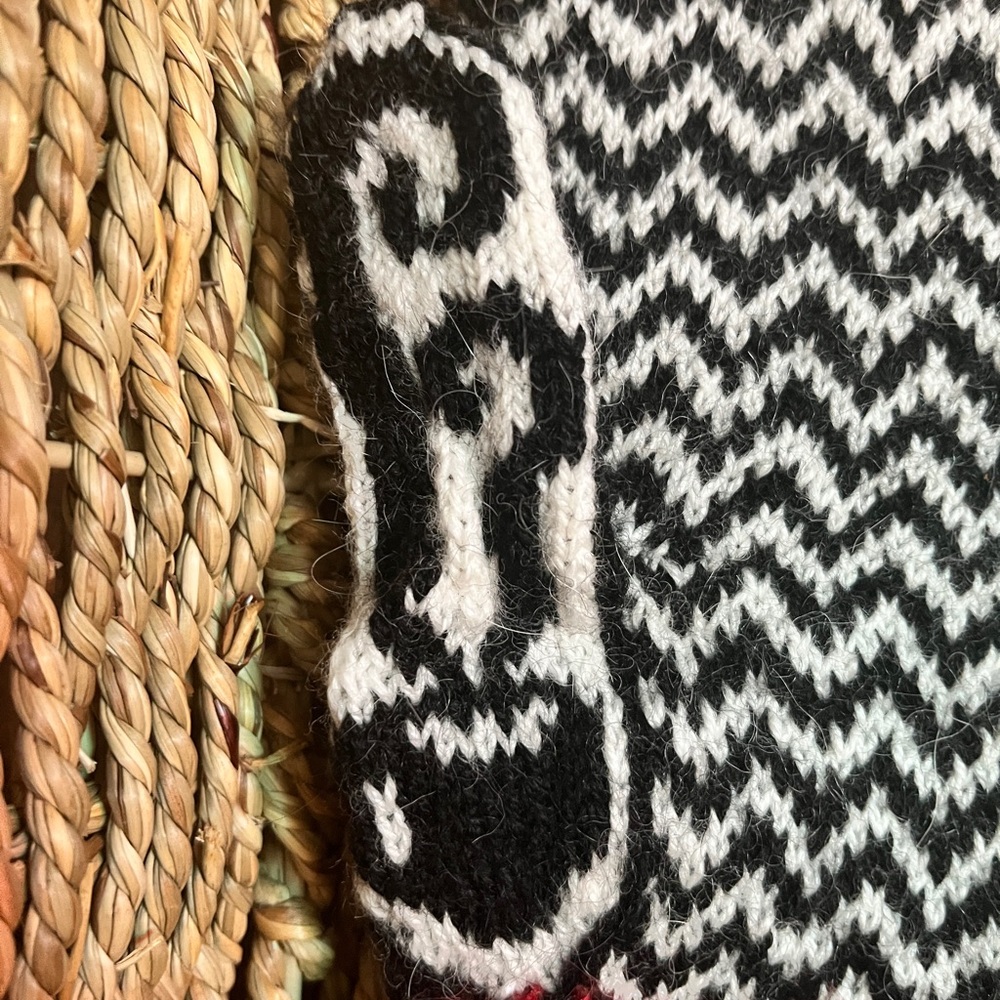 Twin Peaks Patterned Mittens Size S-M - Picture 4 of 4